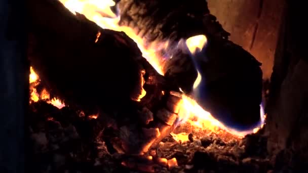 Düşük Parlayan Ateş Küçük Alevler Ile Bir Soba Yanan Ahşap — Stok video