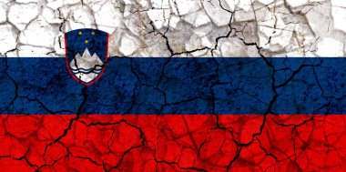 Slovenya ülke bayrağı sembolü kırık bir grungy duvara boyalı. Kuraklık, sıkıntı, hiçbir yağmur veya ekonomik kriz kavramı