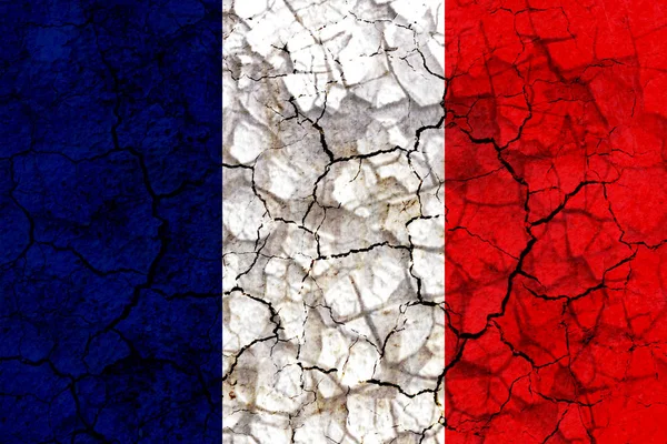 法国国旗符号画在一堵破口大骂的墙上 没有雨水或经济低温的概念 — 图库照片