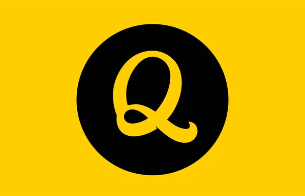 Желтая буква Q алфавит логотип иконка с черным кругом — стоковый вектор