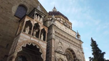 Bergamo, İtalya. Mart 21, 2019 - 4k video Santa Maria Maggiore Cappella Colleoni, Citta Alta bazilikası sol yan görünümü 