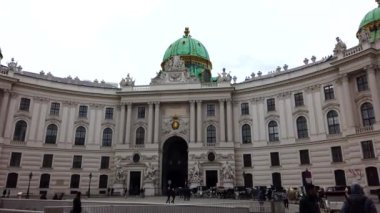 Viyana, Avusturya. 18 Mart 2019 - 4k video Alte Hofburg veya Hapsburg Sarayı Michaelertrakt yeşil kubbe michaelerplatz, Wien ile kuzey cephe geniş görünümü