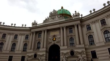 Viyana, Avusturya. 18 Mart 2019 - 4k video Alte Hofburg'un Michaelertrakt yeşil kubbesi veya Michaelerplatz, Wien'deki Hapsburg Sarayı ile kuzey cephesinin sağ tarafı