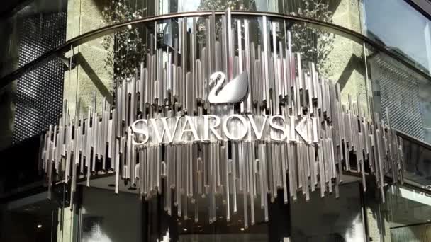 奥地利维也纳 2019 著名施华洛世奇水晶或铅玻璃珠宝品牌标志店特写 — 图库视频影像