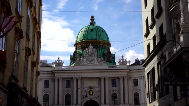 オーストリア ウィーン 2019年3月18日 4Kビデオ北ファサードとアルテ ホーフブルクの緑のドームやハプスブルク宮殿のマイケル広場 ウィーンズームクローズアップビュー — ストック動画
