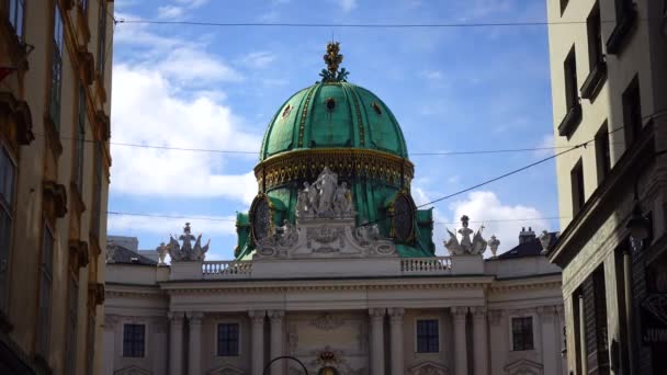 オーストリア ウィーン 2019年3月18日 4Kビデオ北ファサードとアルテ ホーフブルクの緑のドームやハプスブルク宮殿のマイケル広場 ウィーンズームクローズアップビュー — ストック動画