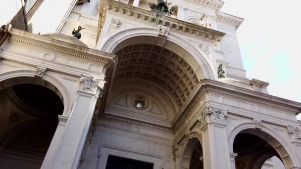 意大利 贝加莫2019年3月21日 4K视频帕诺 多利或滑块从贝加莫罗马天主教教区移动到圣玛丽亚马焦雷卡佩拉科莱奥尼大教堂 西塔阿尔塔 — 图库视频影像