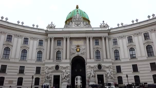 オーストリア ウィーン 2019年3月18日 4Kビデオ アルテ ホーフブルクのマイケルラート グリーンドームで北ファサードのクローズアップビューまたはヒカエル広場のハプスブルク宮殿 ウィーン — ストック動画