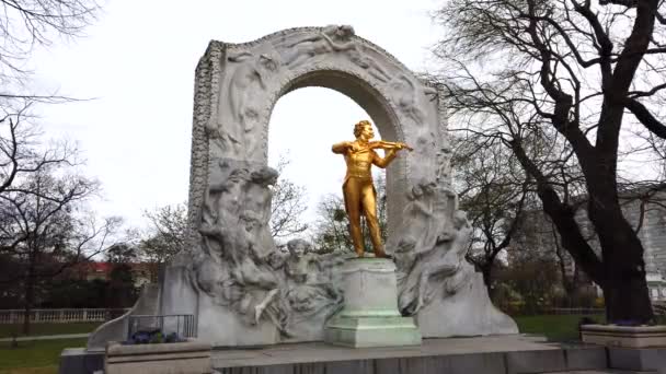 ウィーン オーストリア 2019年3月18日 シュタットパークの市立公園でヨハン セバスチャン シュトラウスの金または金色のメッキの彫像の4Kビデオクローズアップビュー 美しい美術記念碑 — ストック動画
