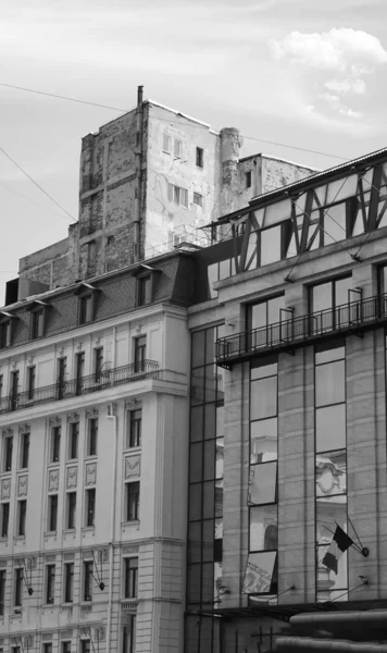 Edificio nuevo y antiguo blanco y negro — Foto de Stock