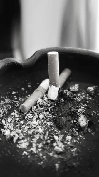 Estinguished cigarettes buds on an ashtray close up — Stock Photo, Image