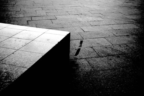 Straat trottoir en betonnen blok artistieke zwart-wit Phot — Stockfoto
