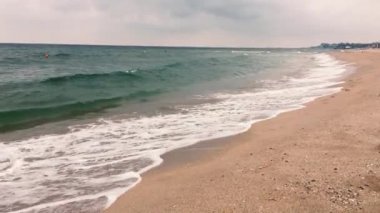 4k video Kum ve deniz dalgalarının sahil sahilinde veya okyanusta ezilmesi veya sıçraması görünümünü kapatın