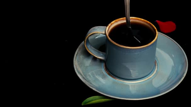 Wideo Zbliżenie Lub Mieszanie Niebieską Filiżankę Kawy Łyżką Czarnym Tle — Wideo stockowe