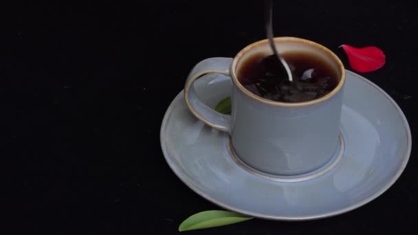 Vídeo Fechar Agitar Mexer Uma Xícara Café Azul Com Uma — Vídeo de Stock
