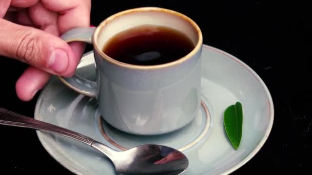 Video Das Einen Schluck Aus Einer Blauen Kaffeetasse Mit Einem — Stockvideo