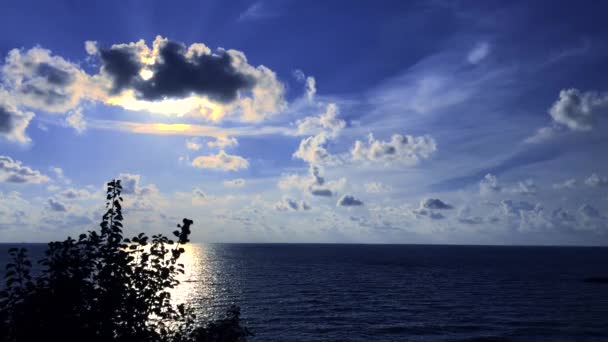 Vídeo Relaxante Tonalidade Azul Mar Calmo Oceano Com Grandes Nuvens — Vídeo de Stock