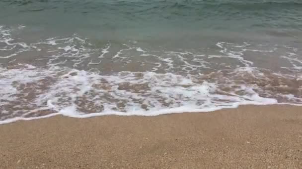 비디오 해변이나 바다에서 모래와 파도가 부서지거나 클로즈업합니다 — 비디오