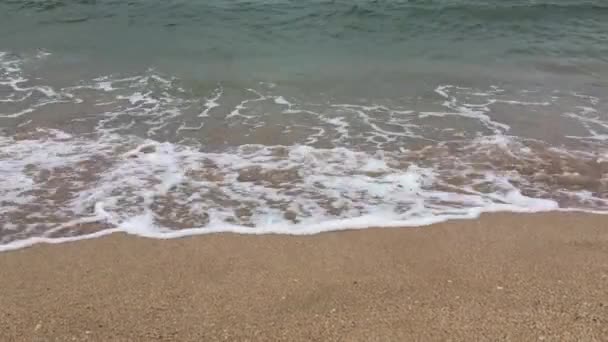 Video Cerrar Vista Arena Las Olas Del Mar Aplastando Salpicando — Vídeos de Stock