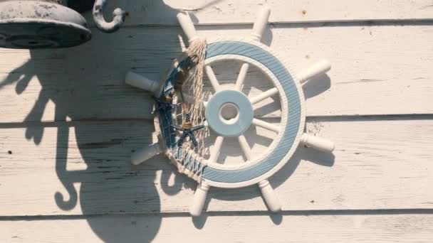 外部白色木墙与装饰船方向盘与净海星和生锈的旧灯笼 — 图库视频影像