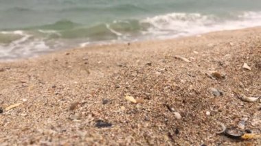 4k video Kum ve bulanık veya bulanık deniz dalgaları ezme veya sahil kıyısında veya okyanusta sıçrama görünümü kadar yakın
