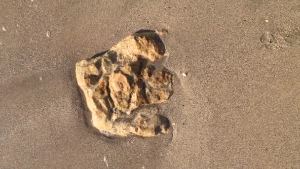 石头和非常平静的海浪粉碎或溅在沙滩岸上的视图顶部视图 — 图库视频影像