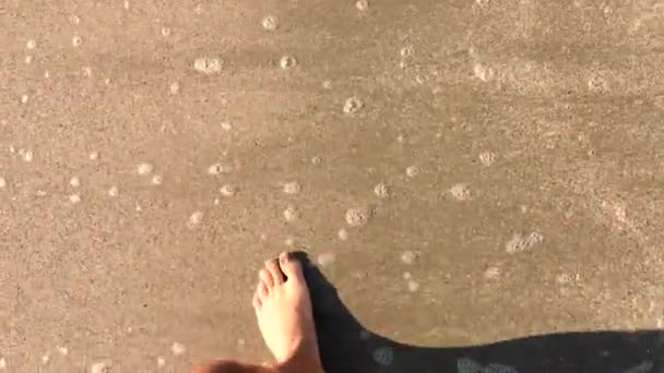 人脚走在岸边与非常平静的波浪粉碎或溅在沙滩上 顶部视图 — 图库视频影像