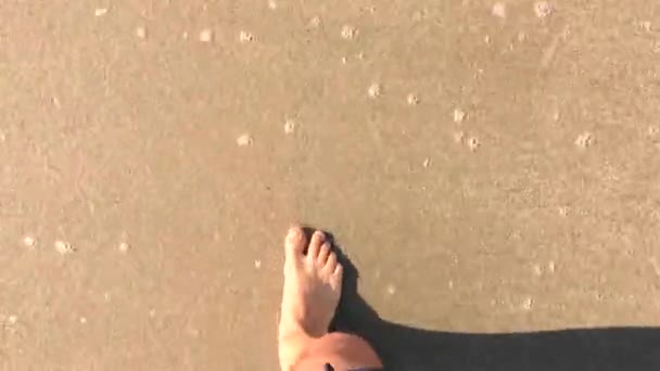 人脚走在岸边与非常平静的波浪粉碎或溅在沙滩上 顶部视图 — 图库视频影像
