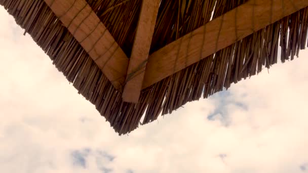 Video Close Beach Straw Umbrella Corner Blue Sky Clouds Seaside — Stock Video