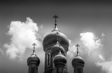 Klasik Rus Hıristiyan Ortodoks Kilisesi. Siyah beyaz fotoğraflarla kaplanmış.