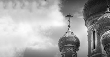 Klasik Rus Hıristiyan Ortodoks Kilisesi. Siyah beyaz fotoğraflarla kaplanmış.