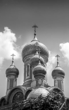 Klasik Rus Hıristiyan Ortodoks Kilisesi. Siyah beyaz fotoğraflarla kaplanmış.