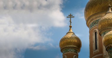 Klasik Rus Hıristiyan Ortodoks kilisesi. Altın kaplama, çapraz ve bulutlarla kaplı.