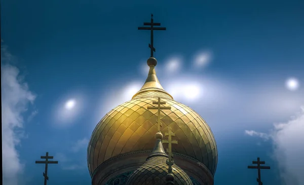 Classica Chiesa Ortodossa Cristiana Russa Dorata Vicino Con Croce Nuvole — Foto Stock