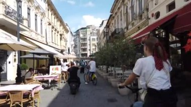 Bükreş, Romanya - 20 Haziran 2020: 4 km uzunluğunda Romanya 'nın Bükreş kentindeki Old Town veya Old Center' da yürüyüş videosu. Lipscani sokağı insanlarla yürüyor, eski mimari, teraslarda tatil yapan insanlar.
