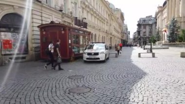 Bükreş, Romanya - 20 Haziran 2020: 4 km uzunluğunda Romanya 'nın Bükreş kentindeki Old Town veya Old Center' da yürüyüş videosu. Lipscani sokağı insanlarla yürüyor, eski mimari, teraslarda tatil yapan insanlar.