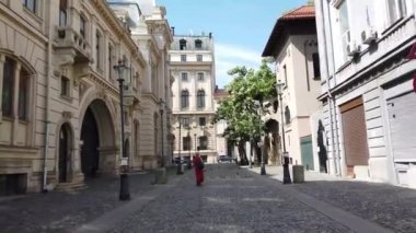 Bükreş, Romanya - 20 Haziran 2020: 4 km uzunluğunda Romanya 'nın Bükreş kentindeki Old Town veya Old Center' da yürüyüş videosu. Lipscani sokağı insanlarla yürüyor, eski mimari, teraslarda tatil yapan insanlar.