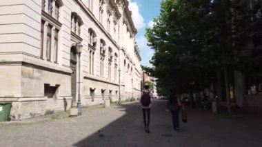 Bükreş, Romanya - 20 Haziran 2020: 4 km uzunluğunda Romanya 'nın Bükreş kentindeki Old Town veya Old Center' da yürüyüş videosu. Lipscani sokağı insanlarla yürüyor, eski mimari, teraslarda tatil yapan insanlar.