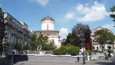 Bükreş, Romanya - 20 Haziran 2020: 4 km uzunluğunda Romanya 'nın Bükreş kentindeki Old Town veya Old Center' da yürüyüş videosu. Lipscani sokağı insanlarla yürüyor, eski mimari, teraslarda tatil yapan insanlar.