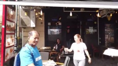 Bükreş, Romanya - 20 Haziran 2020: 4 km uzunluğunda Romanya 'nın Bükreş kentindeki Old Town veya Old Center' da yürüyüş videosu. Lipscani sokağı insanlarla yürüyor, eski mimari, teraslarda tatil yapan insanlar.