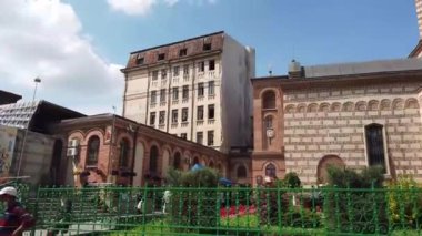 Bükreş, Romanya - 20 Haziran 2020: 4 km uzunluğunda Romanya 'nın Bükreş kentindeki Old Town veya Old Center' da yürüyüş videosu. Lipscani sokağı insanlarla yürüyor, eski mimari, teraslarda tatil yapan insanlar.