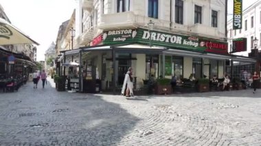 Bükreş, Romanya - 20 Haziran 2020: 4 km uzunluğunda Romanya 'nın Bükreş kentindeki Old Town veya Old Center' da yürüyüş videosu. Lipscani sokağı insanlarla yürüyor, eski mimari, teraslarda tatil yapan insanlar.