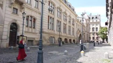 Bükreş, Romanya - 20 Haziran 2020: 4 km uzunluğunda Romanya 'nın Bükreş kentindeki Old Town veya Old Center' da yürüyüş videosu. Lipscani sokağı insanlarla yürüyor, eski mimari, teraslarda tatil yapan insanlar.