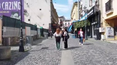 Bükreş, Romanya - 20 Haziran 2020: 4 km uzunluğunda Romanya 'nın Bükreş kentindeki Old Town veya Old Center' da yürüyüş videosu. Lipscani sokağı insanlarla yürüyor, eski mimari, teraslarda tatil yapan insanlar.