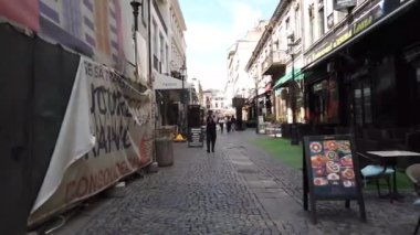 Bükreş, Romanya - 20 Haziran 2020: 4 km uzunluğunda Romanya 'nın Bükreş kentindeki Old Town veya Old Center' da yürüyüş videosu. Lipscani sokağı insanlarla yürüyor, eski mimari, teraslarda tatil yapan insanlar.