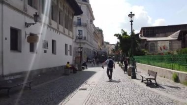 Bükreş, Romanya - 20 Haziran 2020: 4 km uzunluğunda Romanya 'nın Bükreş kentindeki Old Town veya Old Center' da yürüyüş videosu. Lipscani sokağı insanlarla yürüyor, eski mimari, teraslarda tatil yapan insanlar.