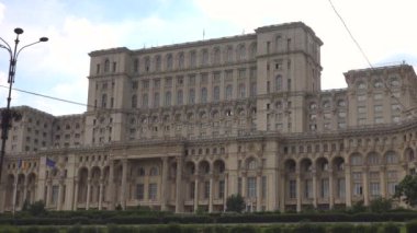 Roma Parlamento Sarayı 'nın 4k video görüntüsü, Halk Meclisi olarak bilinir. Bükreş 'te komünist Romanya döneminde diktatör Nikolay Çavuşesku tarafından inşa edildi.