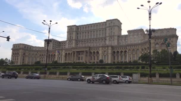 4Kビデオ人民の家として知られているルーマニア議会宮殿の外観 共産主義ルーマニアの間に独裁者ニコラエCeausescuによってブカレストで建てられました — ストック動画