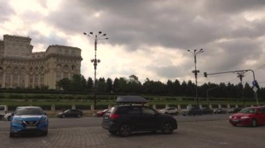 Bükreş, Romanya - 24 Ocak 2020: 4k video: Roma Parlamento Sarayı 'nın, Halk Meclisi olarak bilinen dış mekanı. Bükreş 'te komünist Romanya döneminde diktatör Nikolay Çavuşesku tarafından inşa edildi.