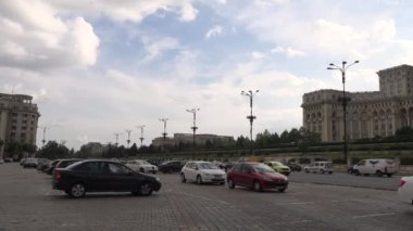 Bükreş, Romanya - 24 Ocak 2020: 4k video: Roma Parlamento Sarayı 'nın, Halk Meclisi olarak bilinen dış mekanı. Bükreş 'te komünist Romanya döneminde diktatör Nikolay Çavuşesku tarafından inşa edildi.
